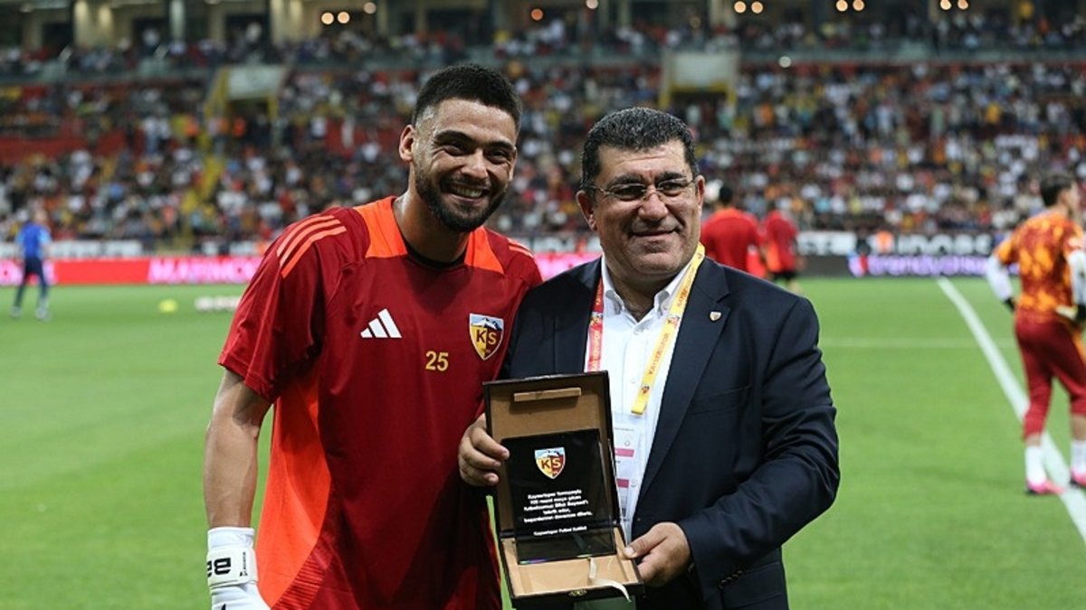 Predsednik kluba Kayserispor ščiti vratarja Bilala Bayazita po napetostih s podporniki