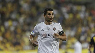 Beşiktaş Necip Uysal'ın 400. maçını kutladı