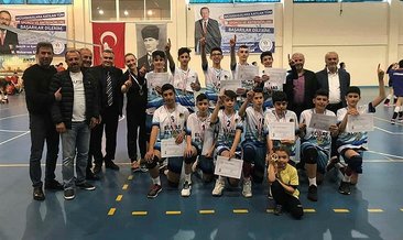 Yahya Kemal Beyatlı Ortaokulu Voleybolda Yarı Finalde