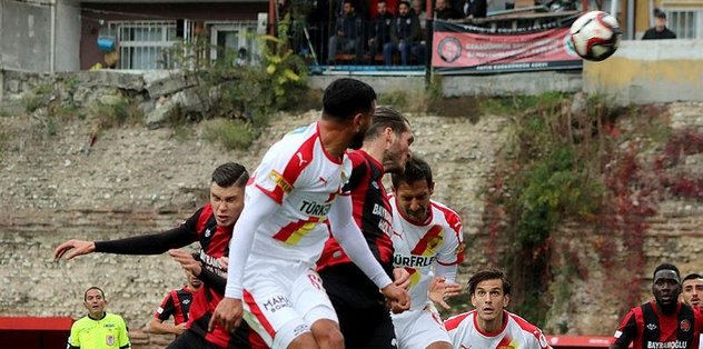 Kapıyı araladı