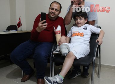 Suriye savaşında ayağını kaybeden küçük Hamis'e sürpriz! Mohammed Salah ve Santos...