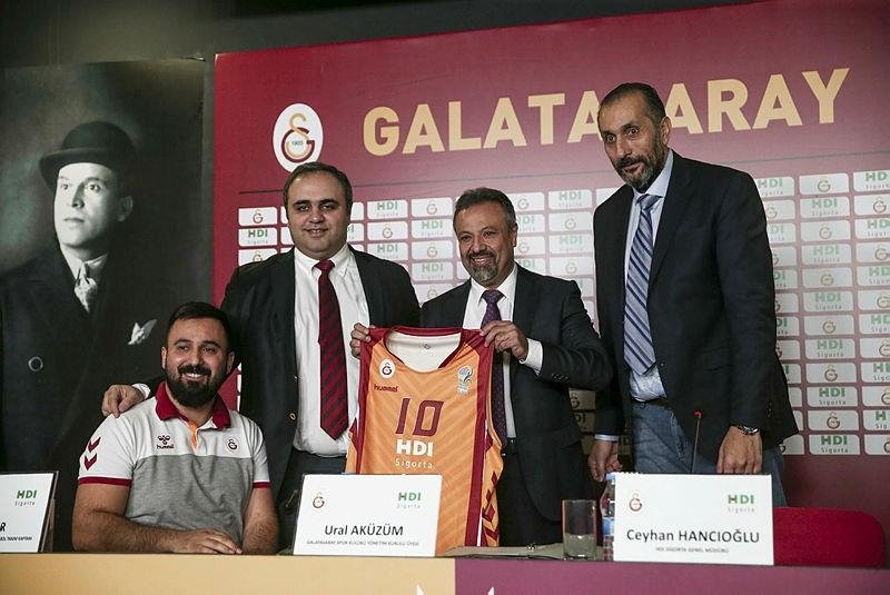 Aküzüm: "Türk sporu yerlerde sürünüyor"