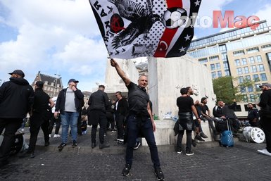 BEŞİKTAŞ HABERLERİ- Beşiktaş taraftarı Ajax maçı öncesi Dam Meydanı’nda toplandı! İşte o görüntüler