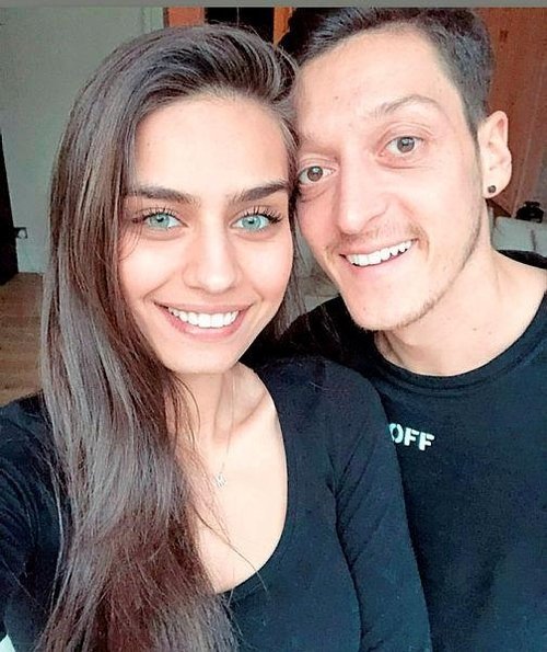 Mesut Ozil Den Amine Gulsen E Ismail Yk Surprizi Son Dakika Futbol Haberleri Fotomac