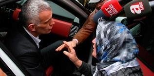 İn arabadan al onları!