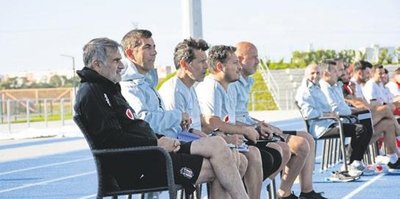 Beşiktaş teknik direktörü Şenol Güneş yeni taktik arayışında