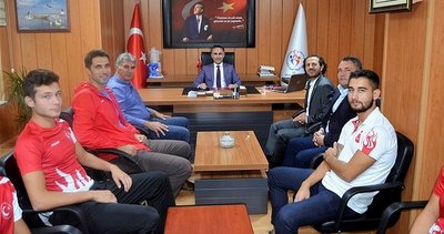 Şampiyon Triatloncular Müdür Arıcıoğlu'nu ziyaret etti