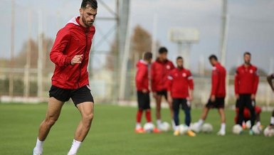 Demir Grup Sivasspor Sivasspor yağmur altında çalıştı