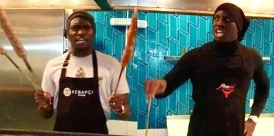 Sow ve Demba Ba kebapçılığa soyundu