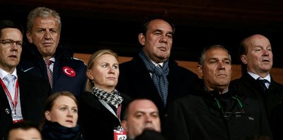 DEMİRÖREN TRİBÜNDE İZLEDİ