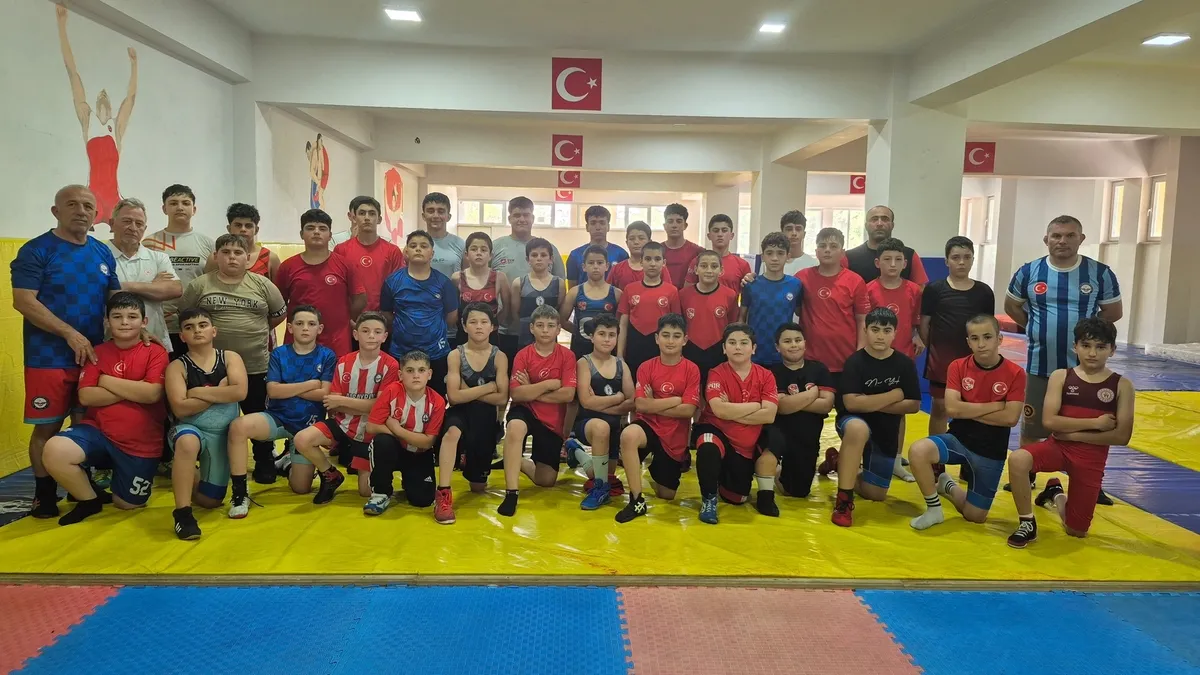 Sivas Demirspor, Minikler Türkiye Güreş Şampiyonası'na 30 sporcuyla katılıyor
