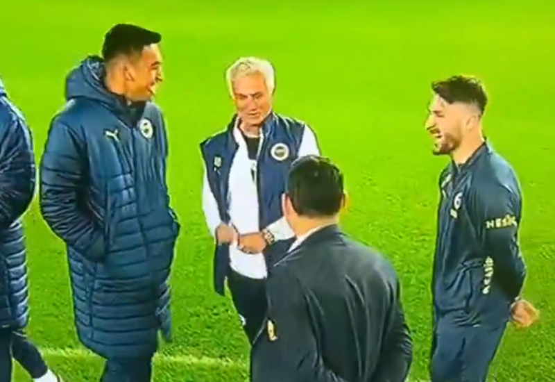 trabzonspor-fenerbahce-maci-oncesi-jose-mourinhodan-tepki-ceken-hareket-1730648093358.png