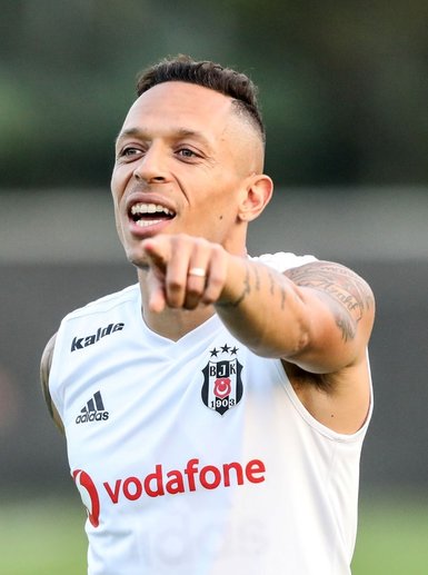 Beşiktaşlı Adriano için Japonya’dan resmi teklif geldi