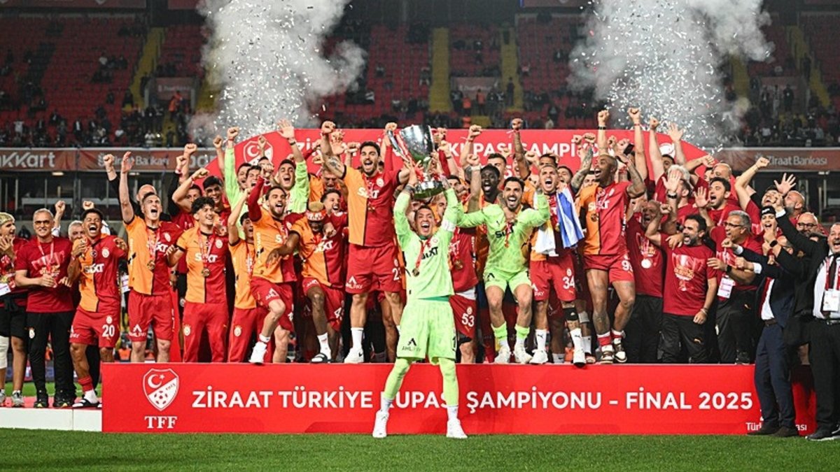 Usta yazardan Galatasaray'a övgü dolu sözler: Futbolda altın yıllarını yaşıyor! Usta yazardan Galatasaray'a övgü dolu sözler: Futbolda altın yıllarını yaşıyor!