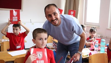 Miniklere defter ve kalem jesti