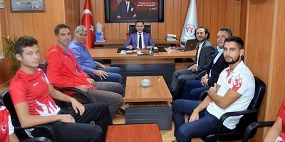 Şampiyon Triatloncular Müdür Arıcıoğlu'nu ziyaret etti