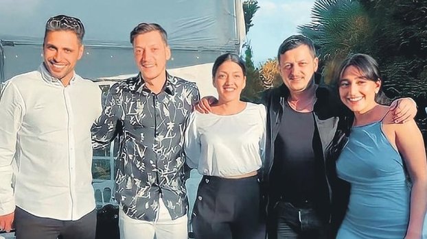 Mesut Özil kardeşini evlendirdi!