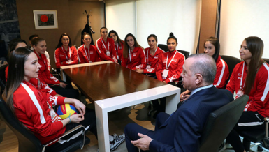 Başkan Erdoğan, A Milli Kadın Voleybol Takımı oyuncularıyla buluştu