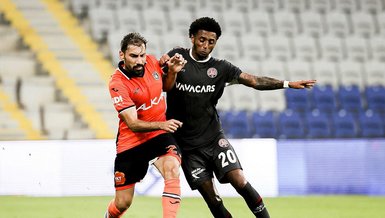 Başakşehir Şener’i gönderdi