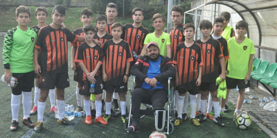 Tekerlekli sandalye futbol aşkına engel olamadı