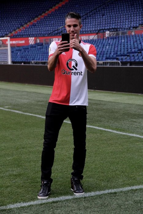 Feyenoord, Robin van Persie'yi basına tanıttı