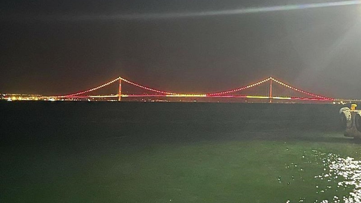 Çanakkale Köprüsü'nde sarı-kırmızı görüntü! Çanakkale Köprüsü'nde sarı-kırmızı görüntü!