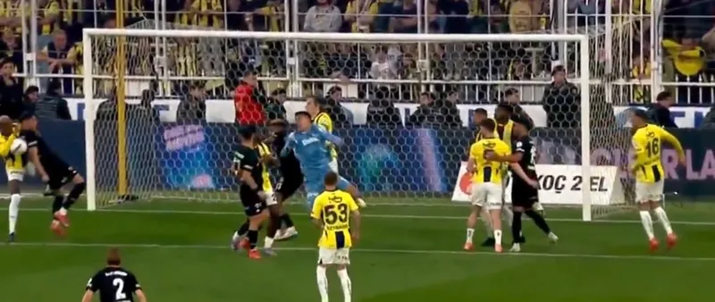 fenerbahce-besiktas-derbisinde-penalti-karari-iste-o-pozisyon-1746377082844.jpg