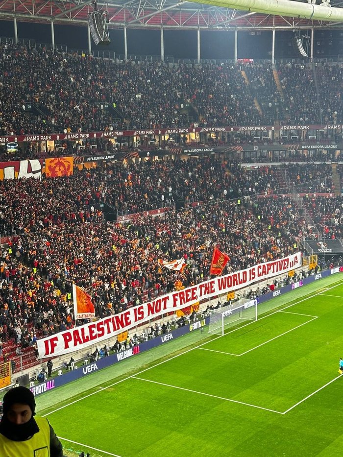 galatasaray-tribunlerinden-ozgur-filistin-mesaji-1740074042294.jpg