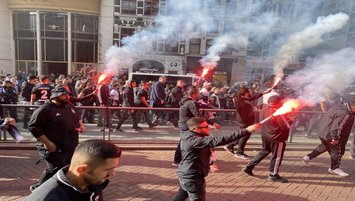 BEŞİKTAŞ HABERLERİ- Beşiktaş taraftarı Ajax maçı öncesi Dam Meydanı'nda toplandı! İşte o görüntüler