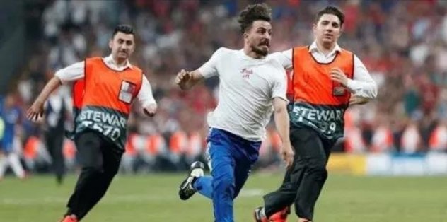 Sahaya atladı futbolcular sakatlık riski yaşadı!
