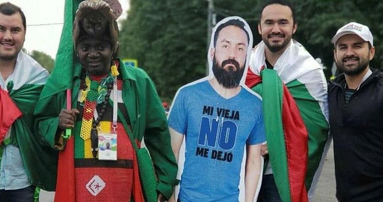 Meksikalı taraftarlar arkadaşlarının maketini Dünya Kupası’na getirdi