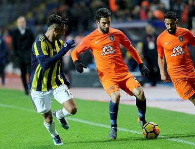 Başakşehir - Fenerbahçe maçında sahaya atılan madde dikkat çekti!