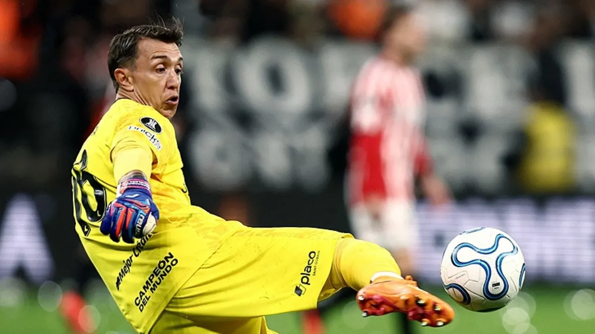 Arjantin'de Muslera'dan olay hareket: Rakibinin boğazına yapıştı