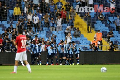 Adana Demirspor - Gaziantep FK maçında dikkat çeken Balotelli pankartı