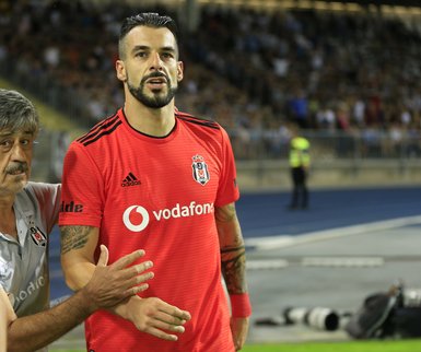 Alvaro Negredo golü attı oyundan atıldı! Sosyal medyayı salladı!