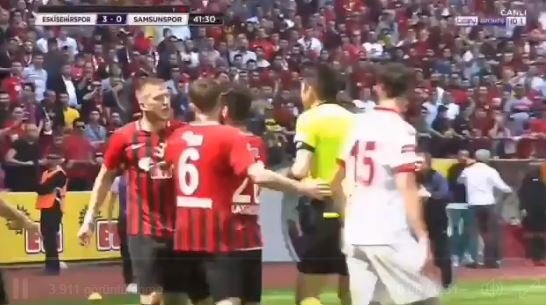 Yılmaz Vural oyuncusunun boğazına sarıldı
