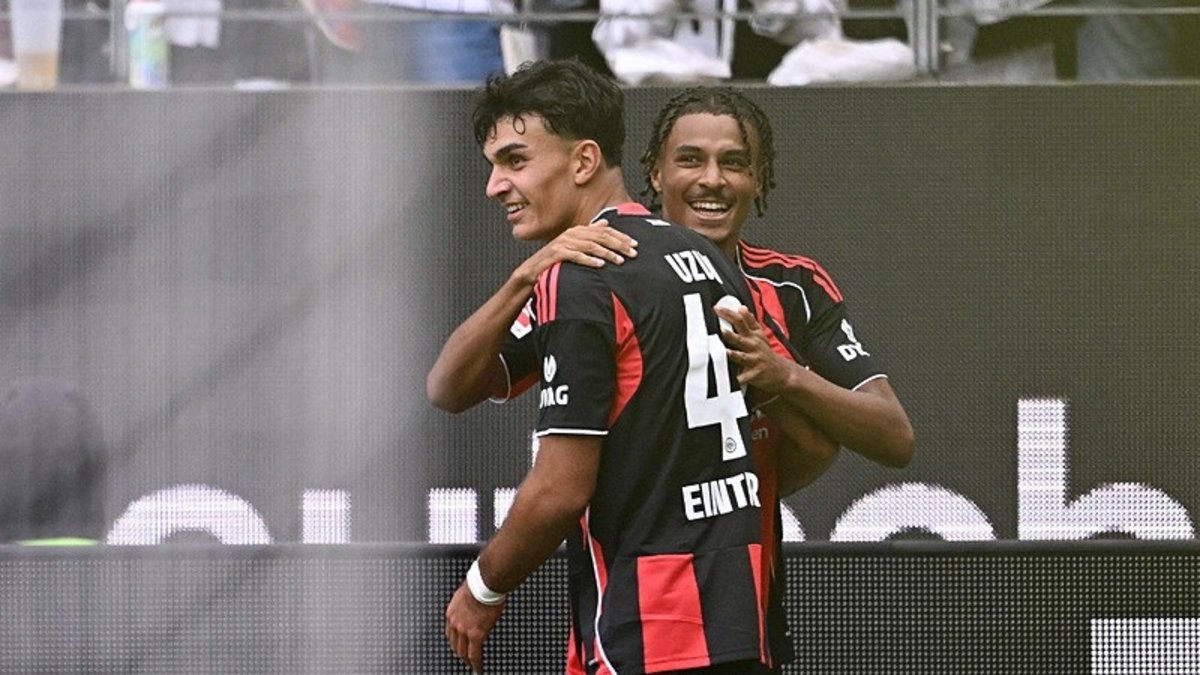 Can Uzun golünü attı! Frankfurt deplasmanda farklı kazandı Can Uzun golünü attı! Frankfurt deplasmanda farklı kazandı
