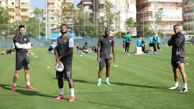 Alanyasporlu futbolculardan sosyal mesafeli poz