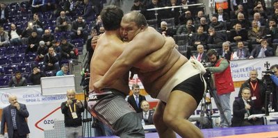 Recep Kara sumo güreşçisini yendi