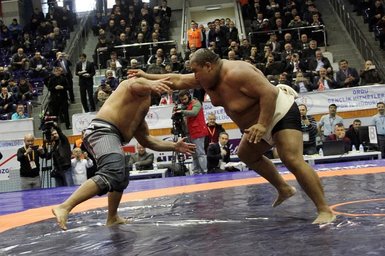 Recep Kara, Asya Şampiyonu sumo güreşçisini yendi
