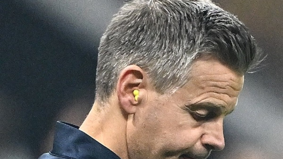 Knutsen tıkaçla sahada!