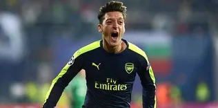 Mesut Özil imzalıyor