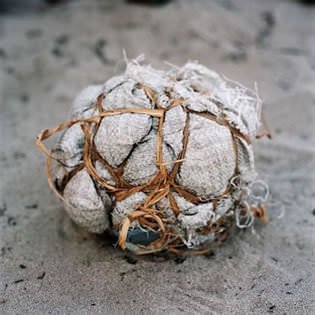 Futbol böyle toplarla da oynanır!