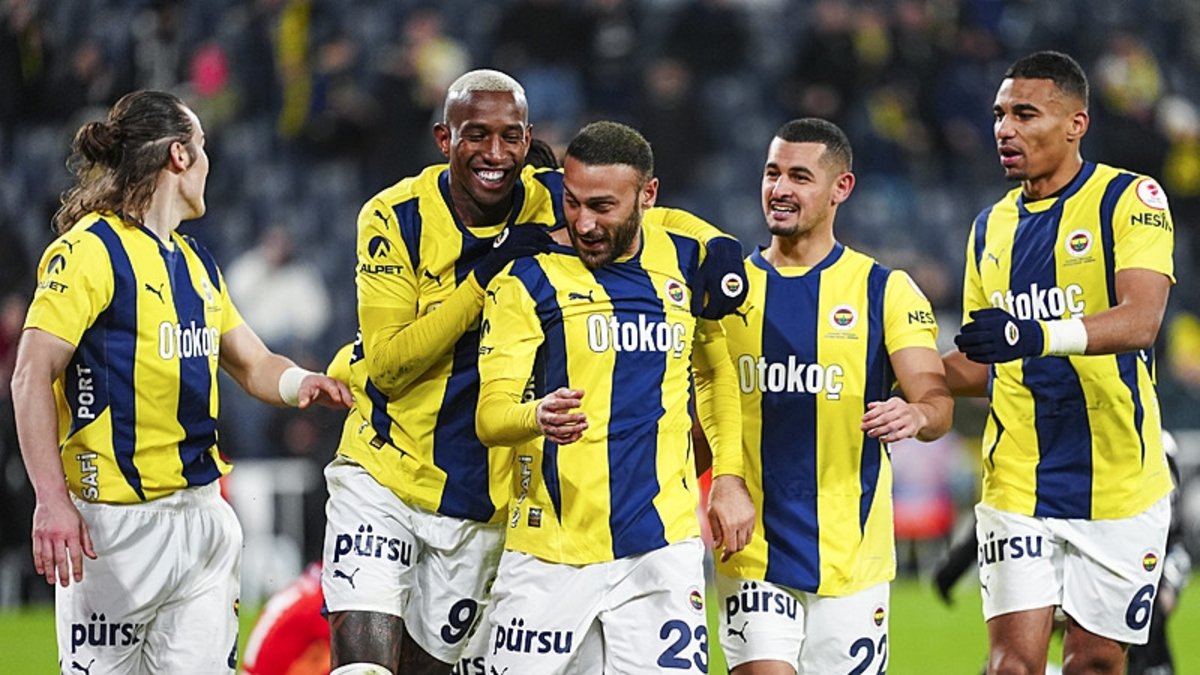 Burak Yılmaz'dan Fenerbahçe'nin yıldızına transfer kancası! Burak Yılmaz'dan Fenerbahçe'nin yıldızına transfer kancası!