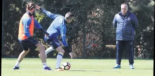 Advocaat oyuncularına seslendi