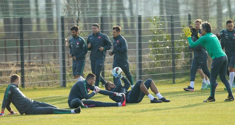 Milli Takim Antrenmaninda Emre Ye Sok Pankart Son Dakika A Milli Futbol Takimi Haberleri Fotomac
