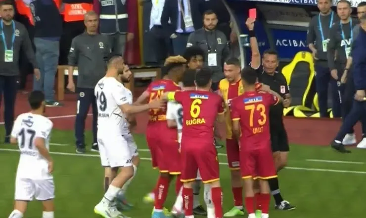 Yeni Malatyaspor Fenerbahçe maçında ortalık karıştı! - 1