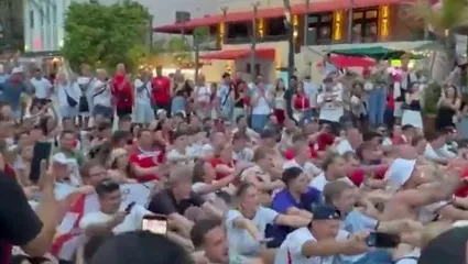 Bu sefer İngiliz taraftarlar kürek çekti! Norveç galibiyeti sonrası...