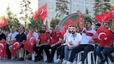 Yer kırmızı gök beyaz