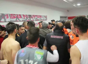 Hakem odasını bastılar